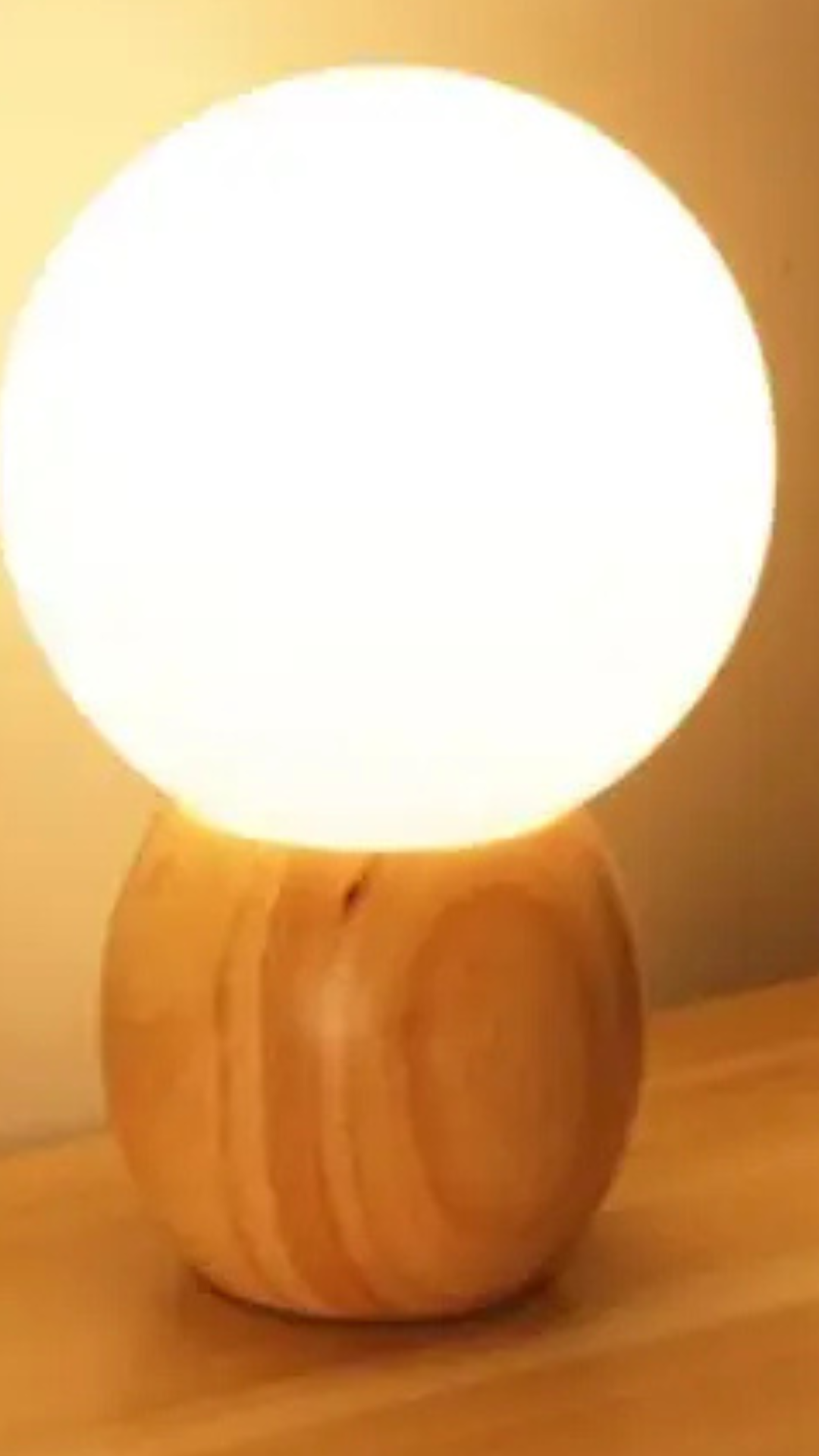 Lampe de chevet en bois .