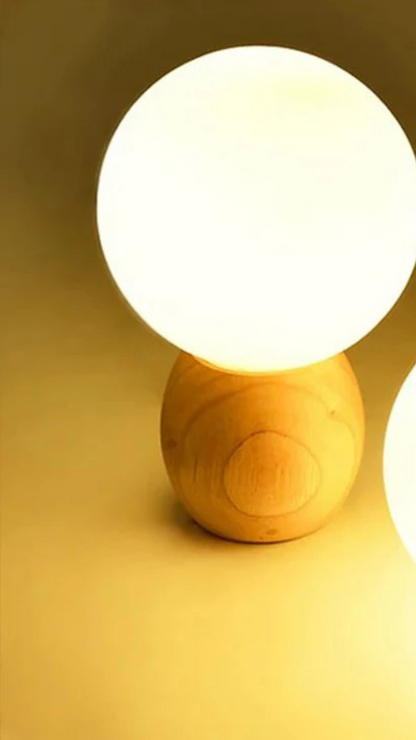 Lampe de chevet en bois .