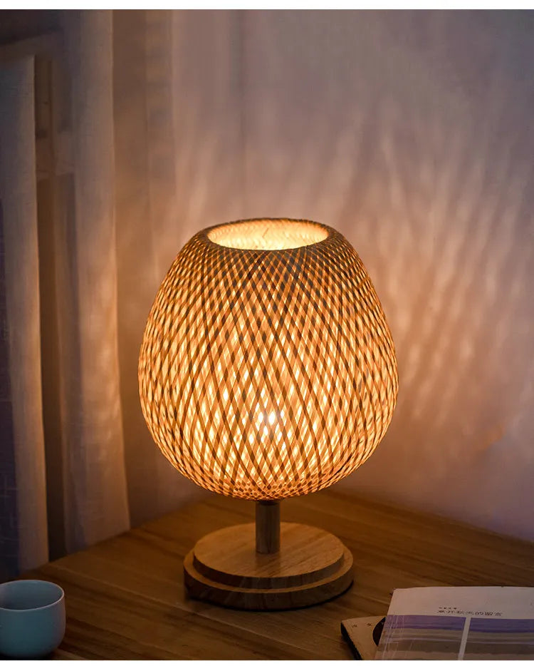 Lampe de table en bois de bambou .