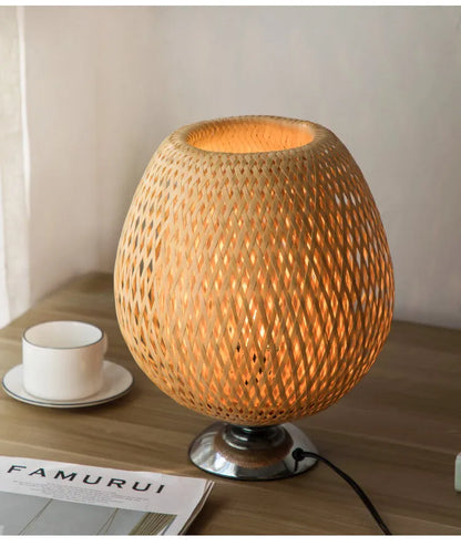 Lampe de table en bois de bambou .