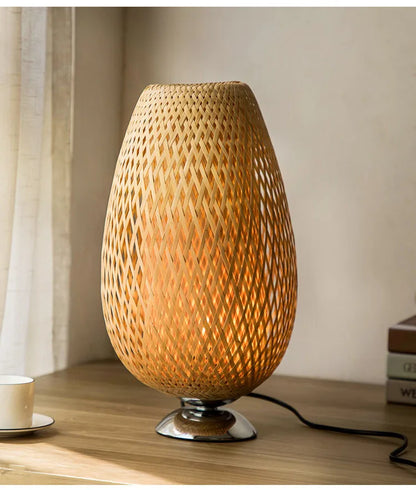 Lampe de table en bois de bambou .