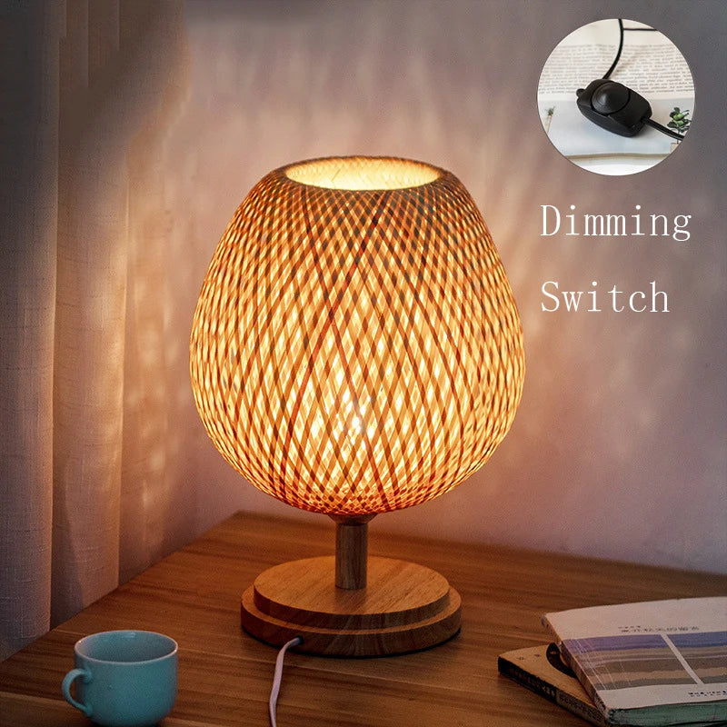 Lampe de table en bois de bambou .