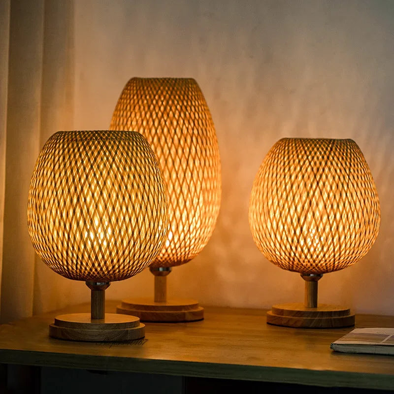 Lampe de table en bois de bambou .