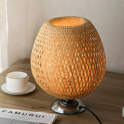 Lampe de table en bois de bambou .