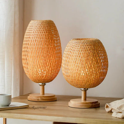 Lampe de table en bois de bambou .