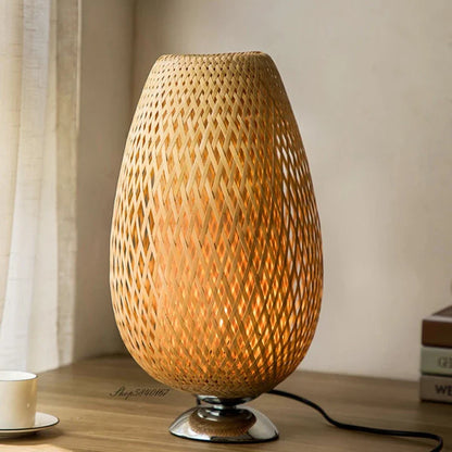 Lampe de table en bois de bambou .